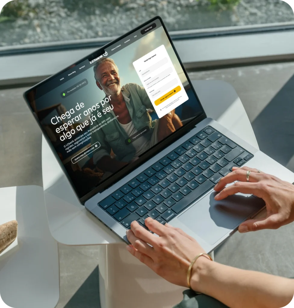 Tela de laptop LCbank exibe login e mensagem sobre vida financeira